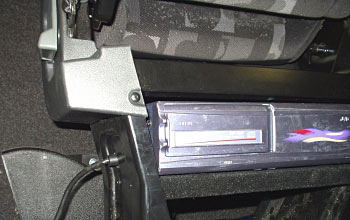 JVC CD Wechsler - Mercedes Actros -  Doorboards + Umbau Mittelkonsole - JVC CD Wechsler -   JVC 12 fach CD-Wechsler unter dem Beifahrer Sitz montiert 
