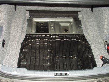 Demontage Kofferraumabdeckung - BMW 3er E90 - Subwoofer und Endstufe im Ablagefach - Demontage Kofferraumabdeckung -  