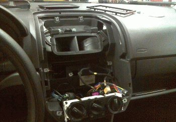 Demontage Mittelkonsole - VW Polo - SubTwo Kofferraumausbau mit Alpine IVA-W200RI - Demontage Mittelkonsole -   Demontage der Mittelkonsole, so da der Doppel-DIN Monitor versenkt eingebaut werden kann 