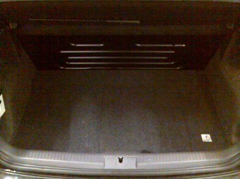 Kofferraum Sub-Two - VW Polo - SubTwo Kofferraumausbau mit Alpine IVA-W200RI - Kofferraum Sub-Two -     geschlossener  Sub-Two  Kofferraum    Kofferraum bleibt weiterhin nutzbar und die Endstufe ist nicht sichtbar 