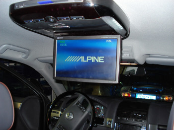 Alpine PKG-2000P - VW Touareg - Alpine Deckenmonitor 10 Zoll - Alpine PKG-2000P -    10 Zoll Deckenmonitor mit integriertem DVD-Laufwerk   ber zustzliche Eingnge knnen Videos vom I-Pod ber den Monitor abgespielt werden   