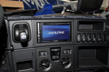 Alpine INE-S900R im Scania V8 - 2 DIN Radioblende Scania R-Reihe ab 2010 - Alpine INE-S900R im Scania V8 -    Installation ohne den Alpine Blendrahmen, daher originale Optik   