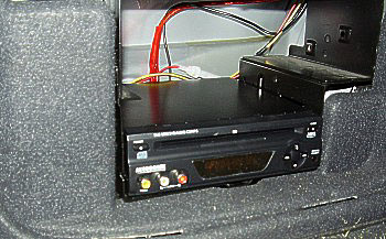 DVD-Player im Kofferraum - Audi A4 (B5) - GFK Monitorkonsole - DVD-Player im Kofferraum -   Autosonik DVD-S800 im Kofferraum verbaut 