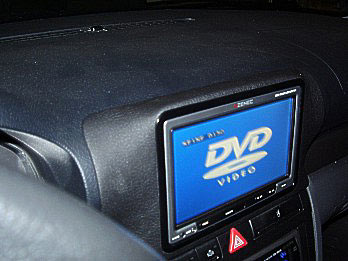 GFK Monitorhalterung mit Leder bezogen - Audi A4 (B5) - GFK Monitorkonsole - GFK Monitorhalterung mit Leder bezogen -   Zenec Monitor verbaut, Lftungsdsen entfernt 